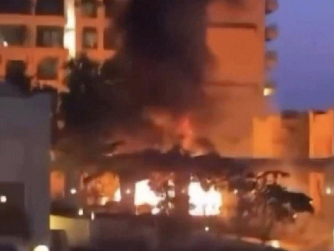 影／杜拜被炸！帆船飯店、棕櫚飯店陷火海…杜拜機場、阿布達比機場遭襲緊急疏散…航班停飛改道一次看